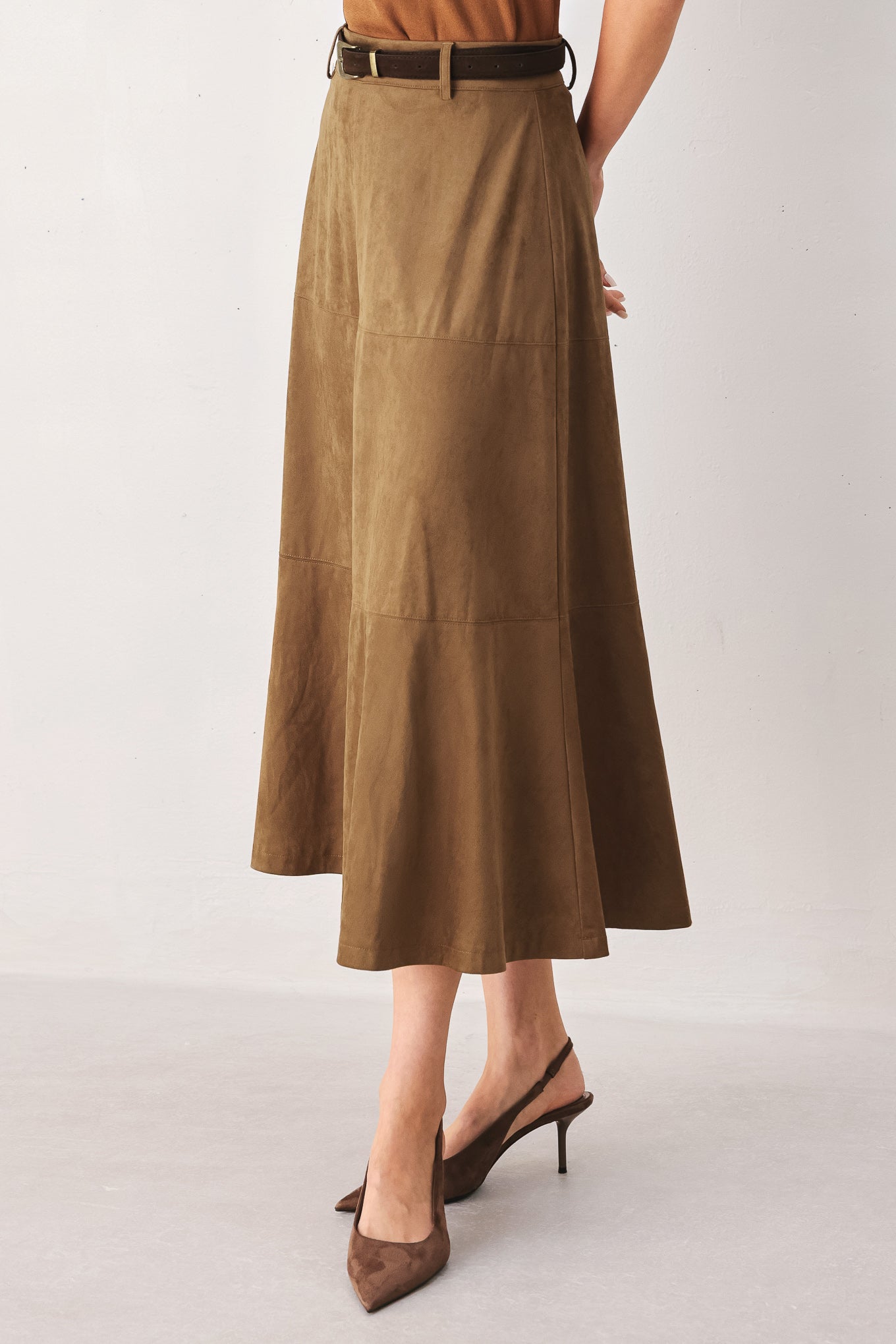 A camel brown suede midi skirt with a matching brown belt, worn by a model | FREEMARKET
