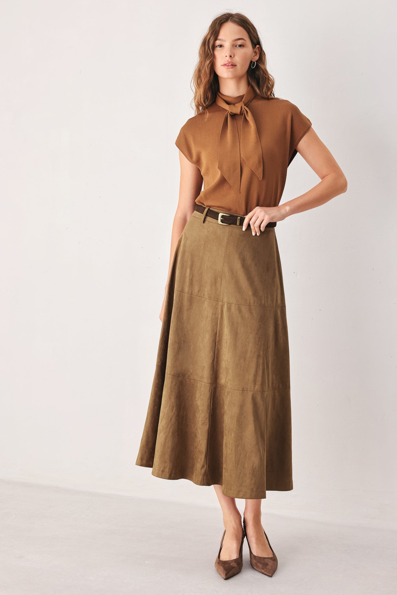 A camel brown suede midi skirt with a matching brown belt, worn by a model | FREEMARKET