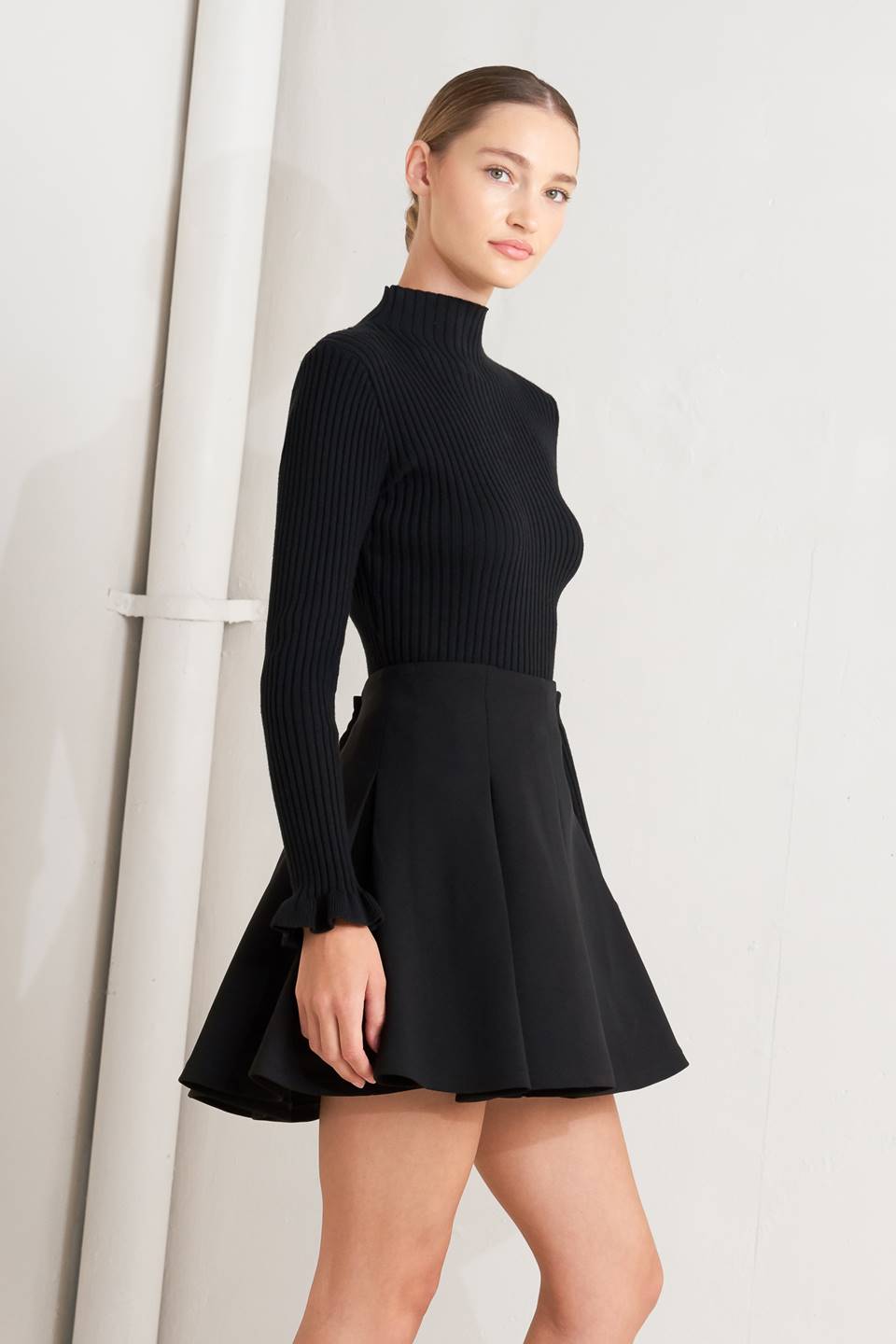 Woman wearing a black skirt | FREEMARKET