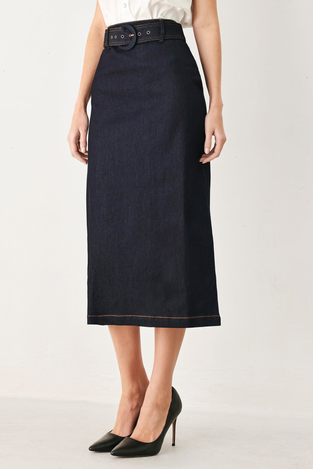 Woman wearing a dark blue denim mini pencil skirt with self belt, back slit and zipper closure | FREEMARKET