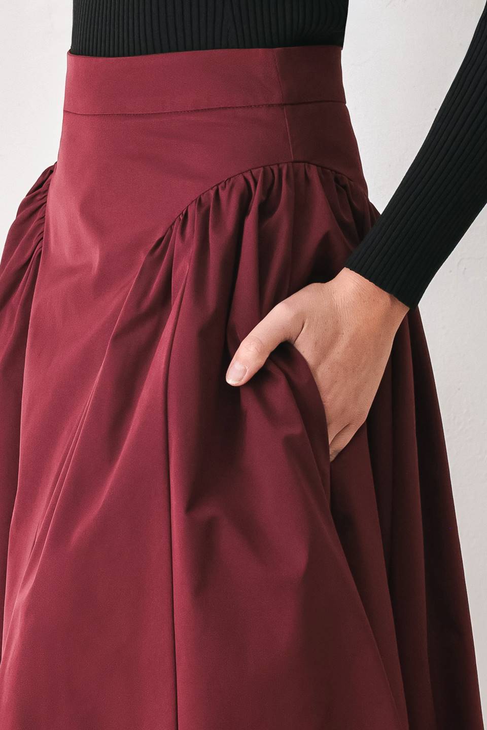 SCULPTED NOIR BLACK/BURGUNDY SHIRRED MIDI SKIRT