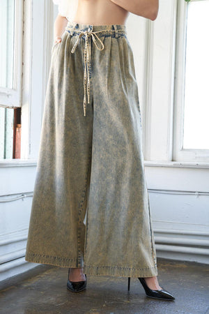 PASSING THOUGH DENIM PANTS.