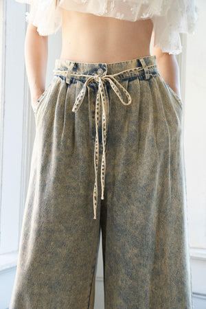 PASSING THOUGH DENIM PANTS.