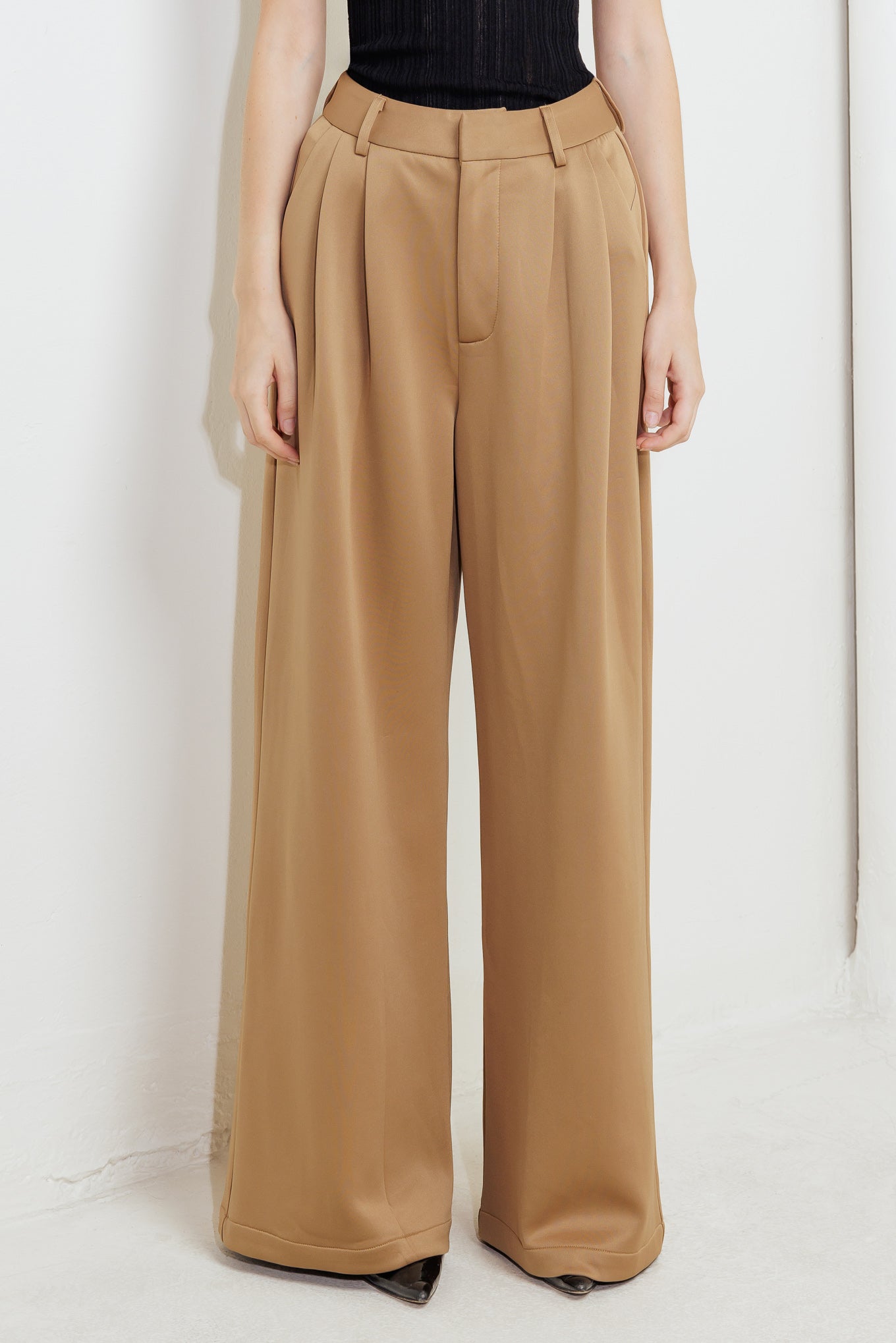 A solid woven pant with front closure and side pockets