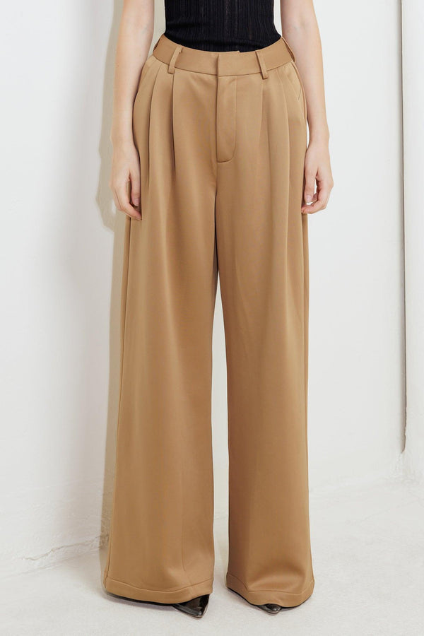 A solid woven pant with front closure and side pockets
