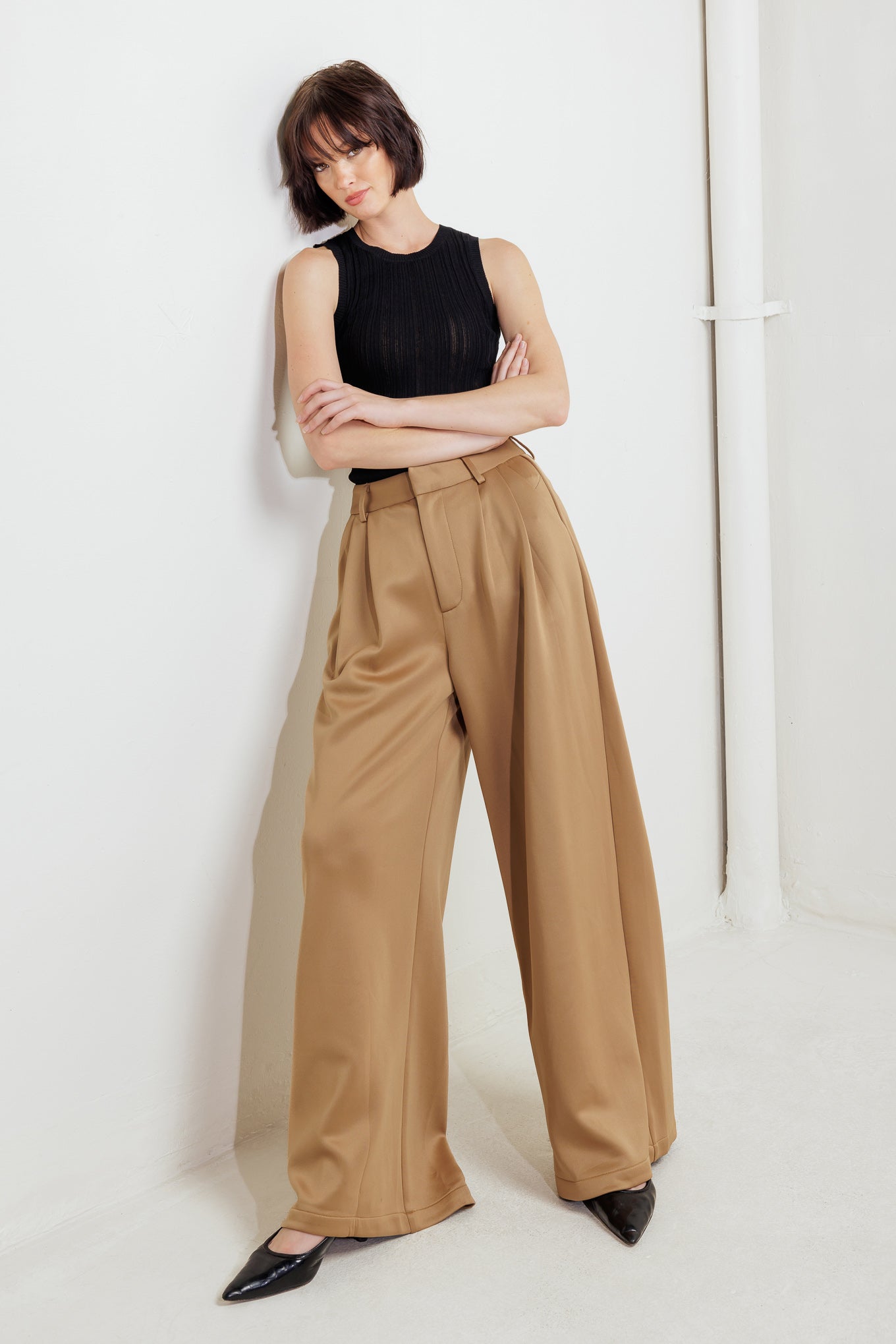 A solid woven pant with front closure and side pockets