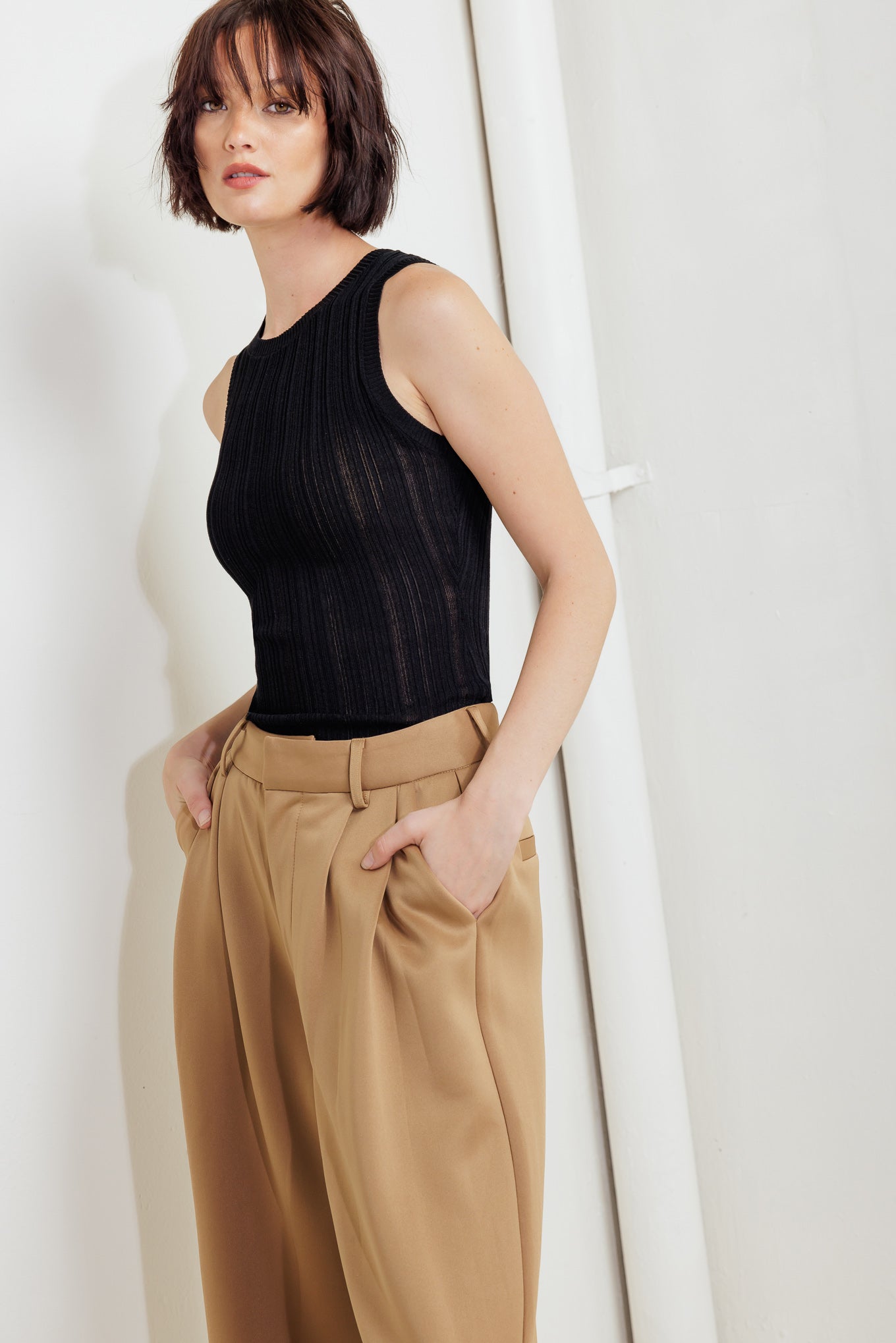 A solid woven pant with front closure and side pockets