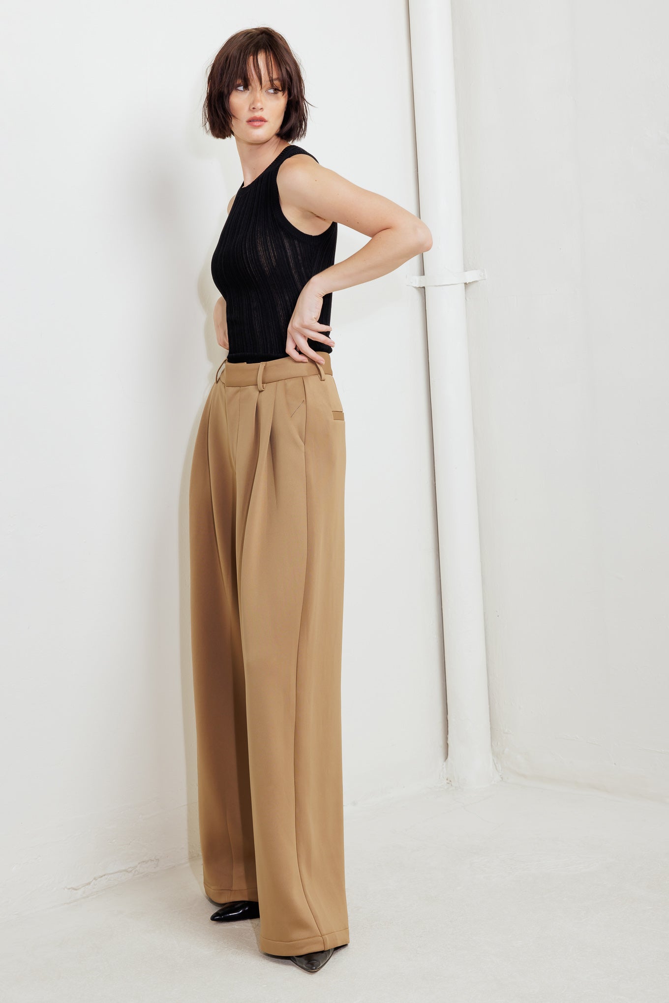 A solid woven pant with front closure and side pockets