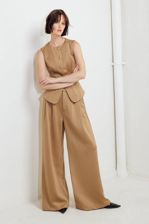 A solid woven pant with front closure and side pockets