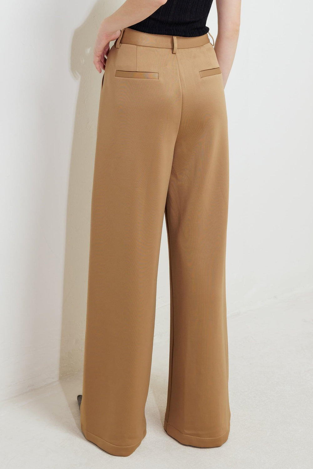 A solid woven pant with front closure and side pockets