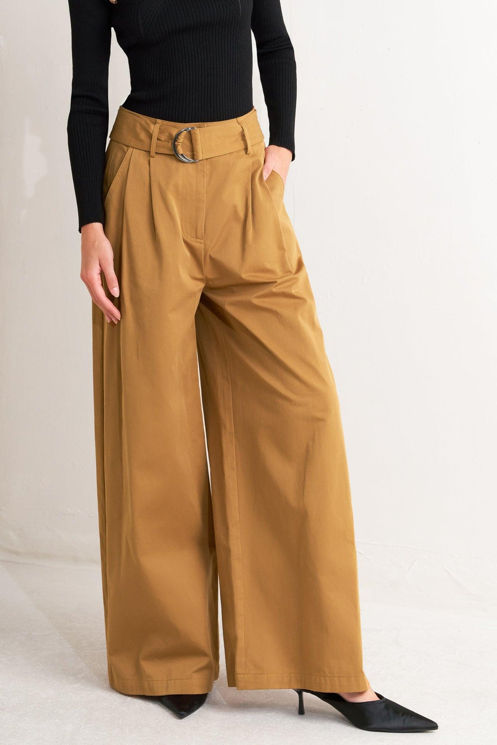 ELEGANCE UNVEILED WOVEN PANTS.