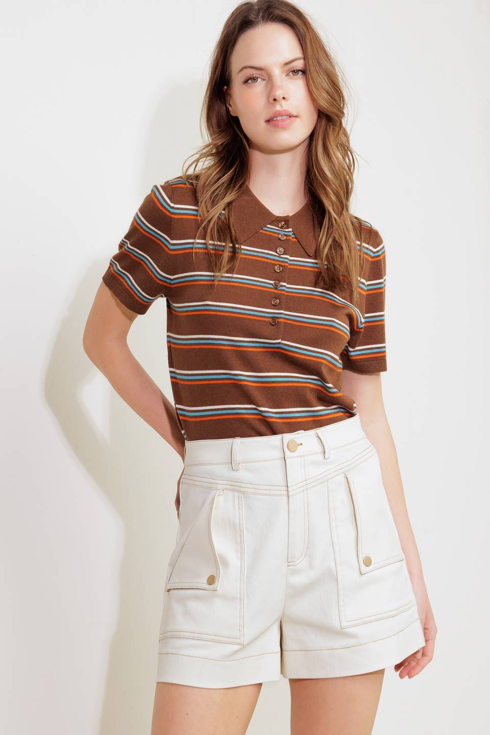 A solid woven short featuring front closure and side back pockets
