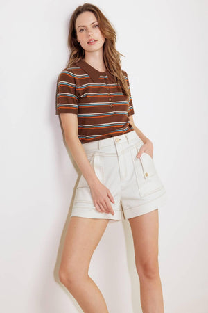 A solid woven short featuring front closure and side back pockets