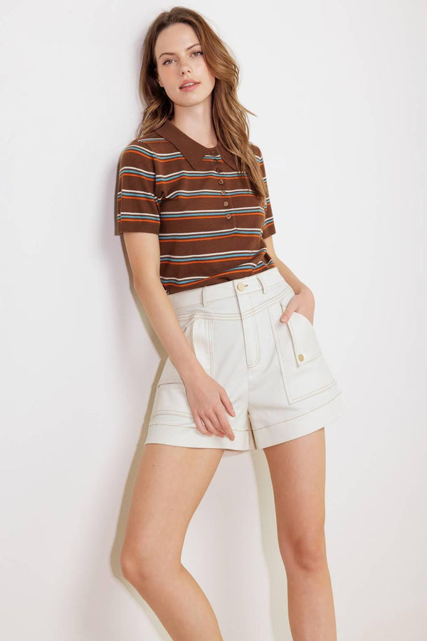 A solid woven short featuring front closure and side back pockets