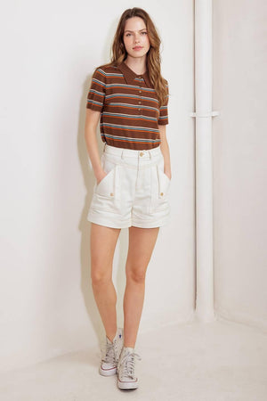 A solid woven short featuring front closure and side back pockets