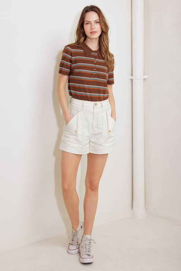 A solid woven short featuring front closure and side back pockets