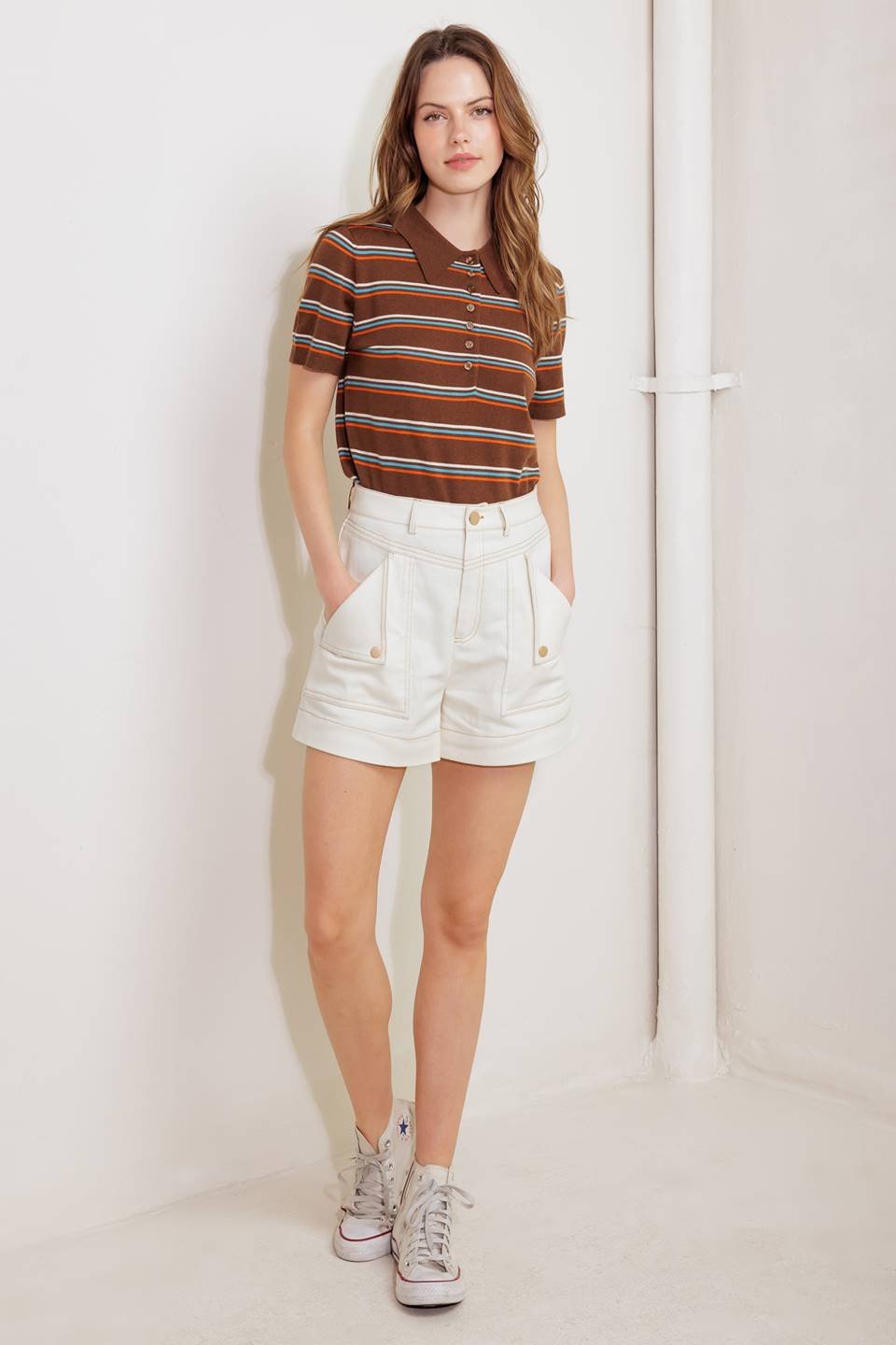 A solid woven short featuring front closure and side back pockets