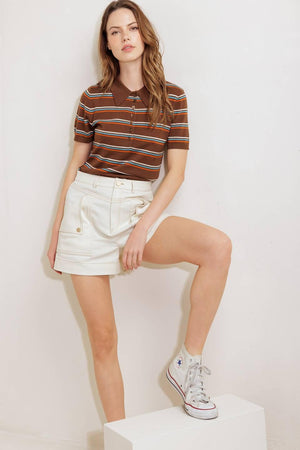A solid woven short featuring front closure and side back pockets