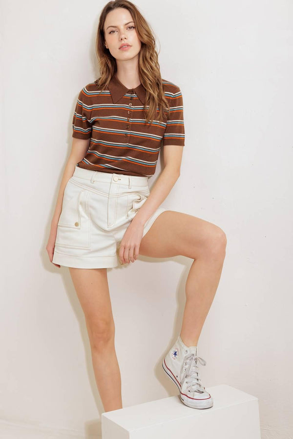 A solid woven short featuring front closure and side back pockets