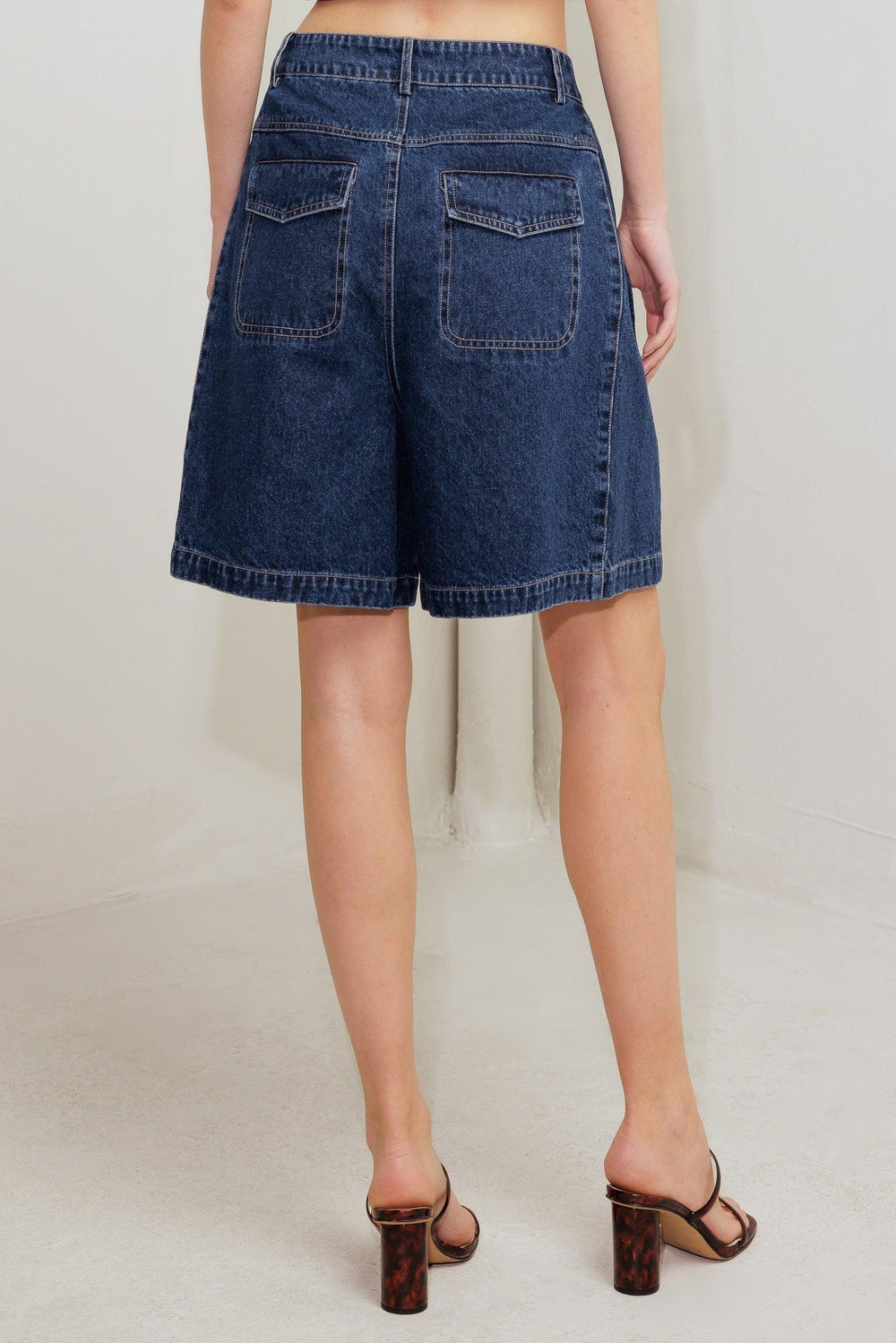 COFFEE PETAL DENIM SHORT.