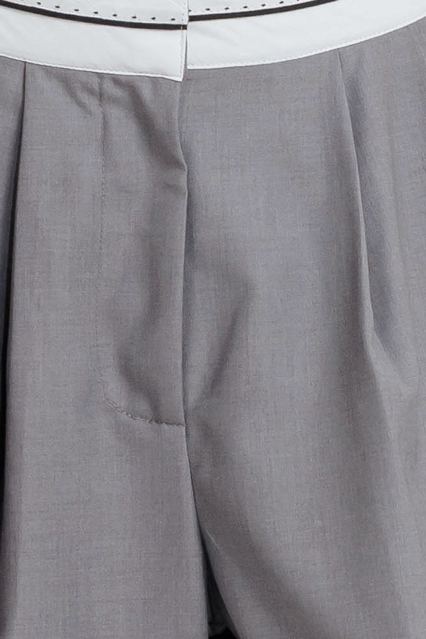 A solid woven pant featuring front closure, side pockets, contrasting waistband and side stripes and wide leg. 