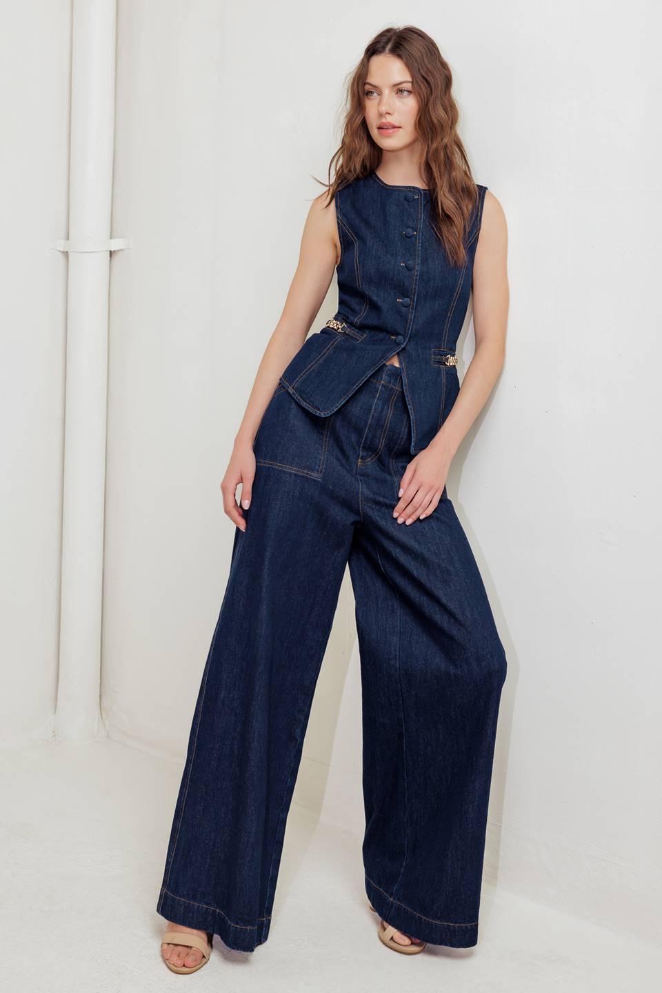A denim pant featuring front closure, side pocket and wide leg.