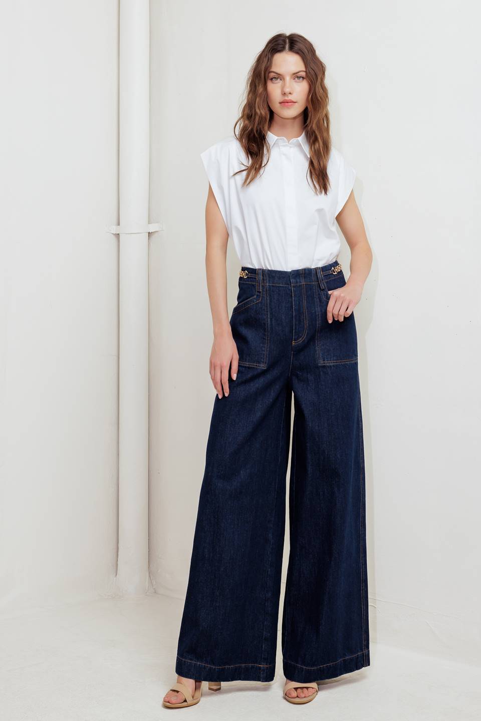 A denim pant featuring front closure, side pocket and wide leg.