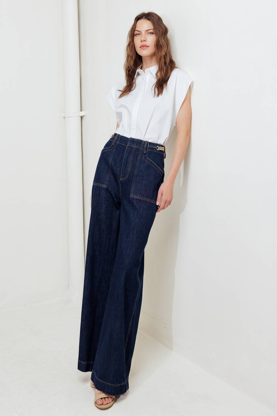 A denim pant featuring front closure, side pocket and wide leg.