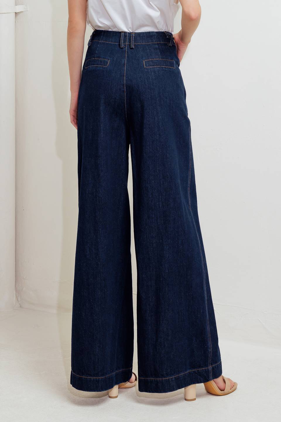 A denim pant featuring front closure, side pocket and wide leg.