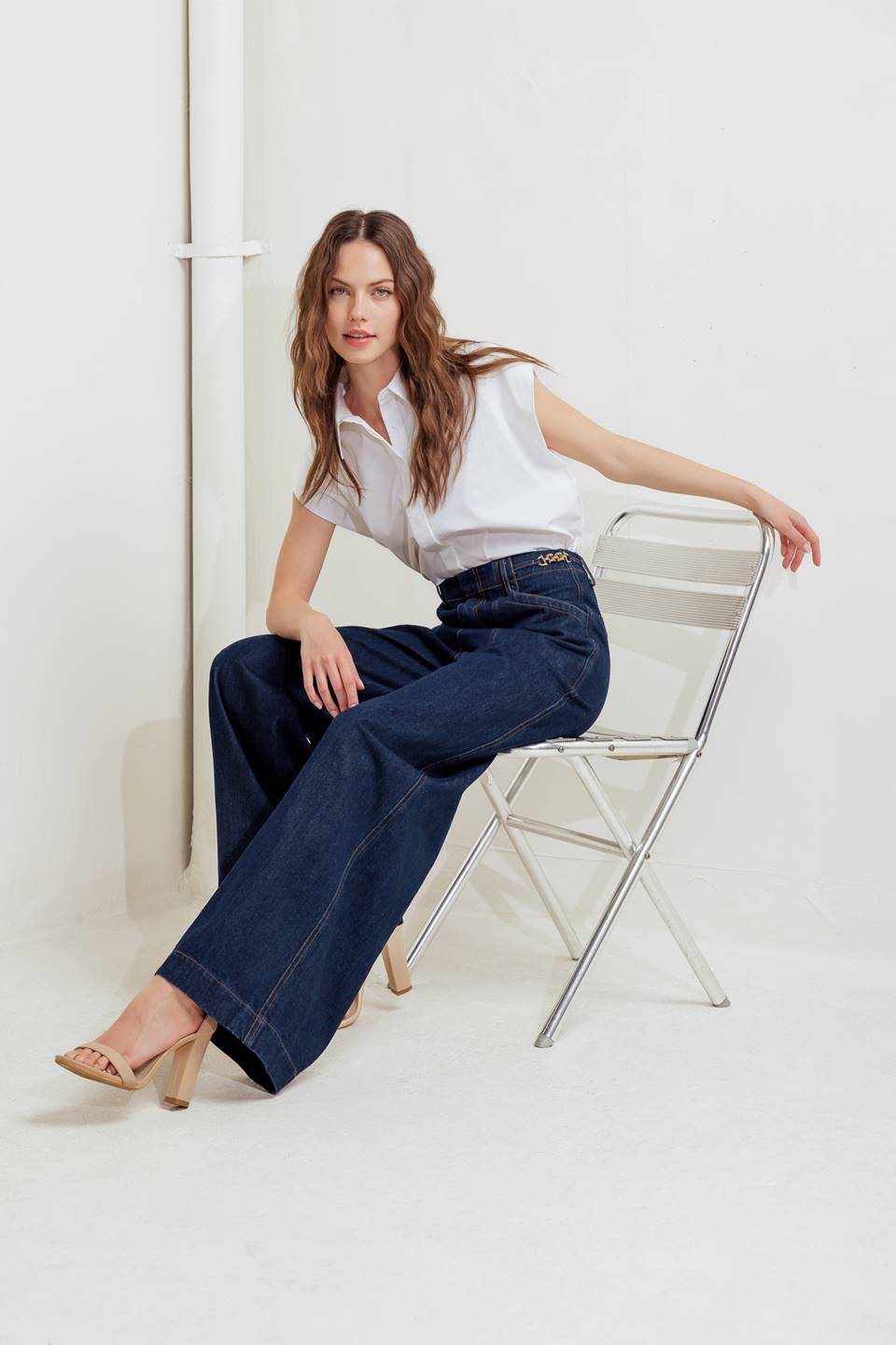 A denim pant featuring front closure, side pocket and wide leg.