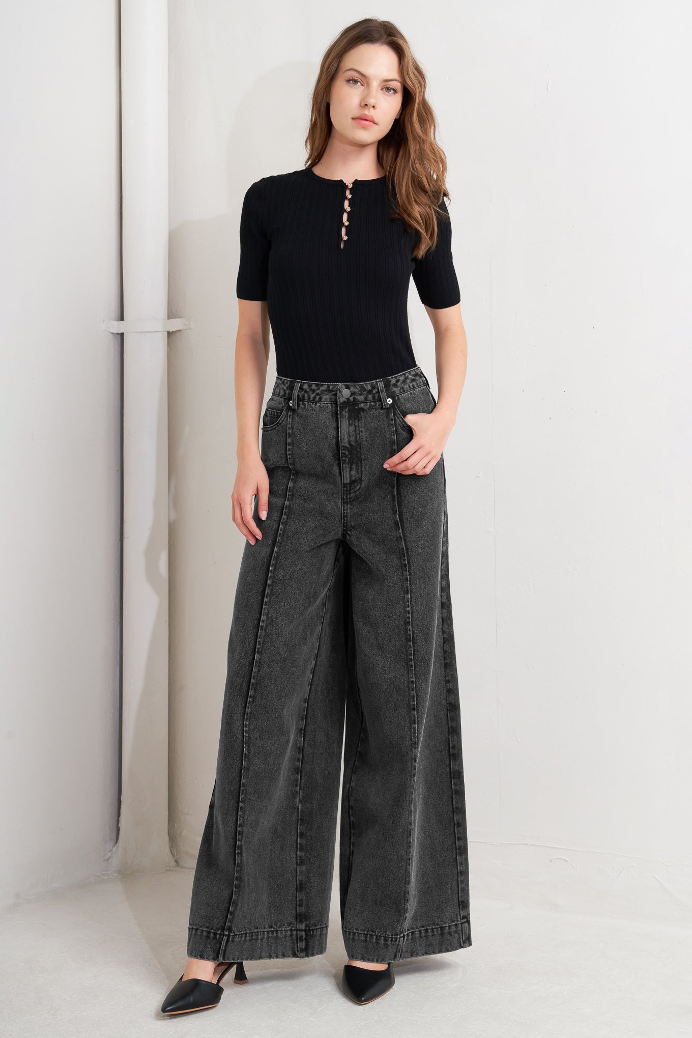 A washed denim pant featuring front button closure, side/back pocket and wide leg.
