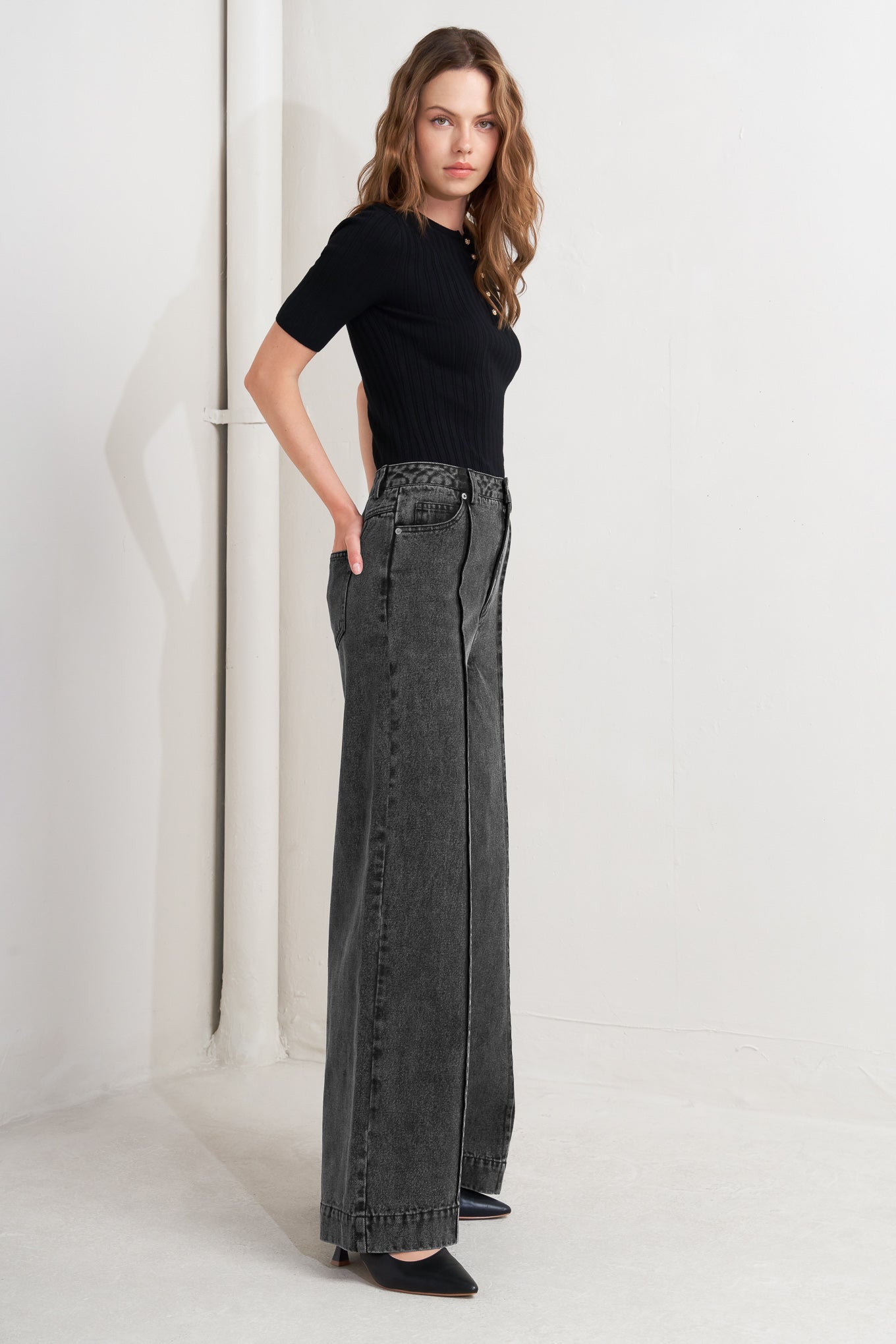 A washed denim pant featuring front button closure, side/back pocket and wide leg.