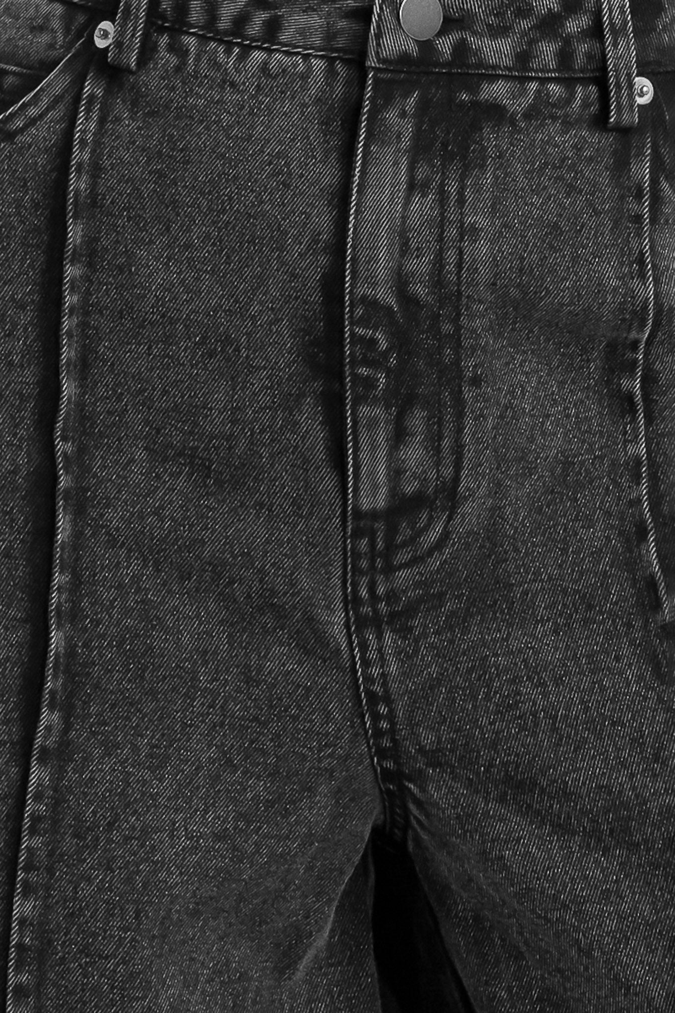 A washed denim pant featuring front button closure, side/back pocket and wide leg.