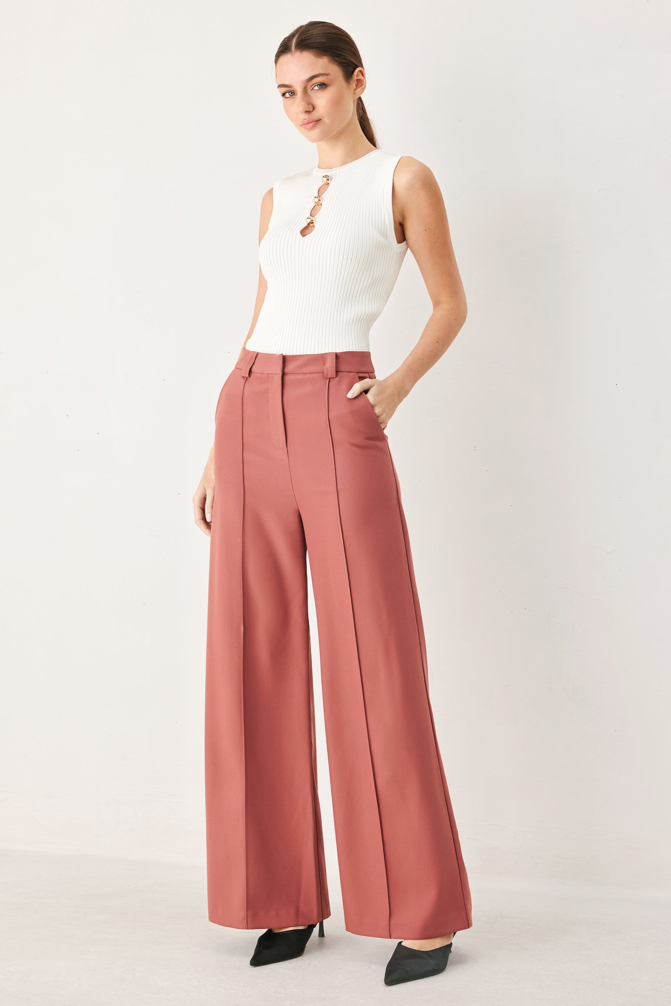 Woman wearing pink mauve woven wide-leg  trouser pants with front closure, side pockets | FREEMARKET