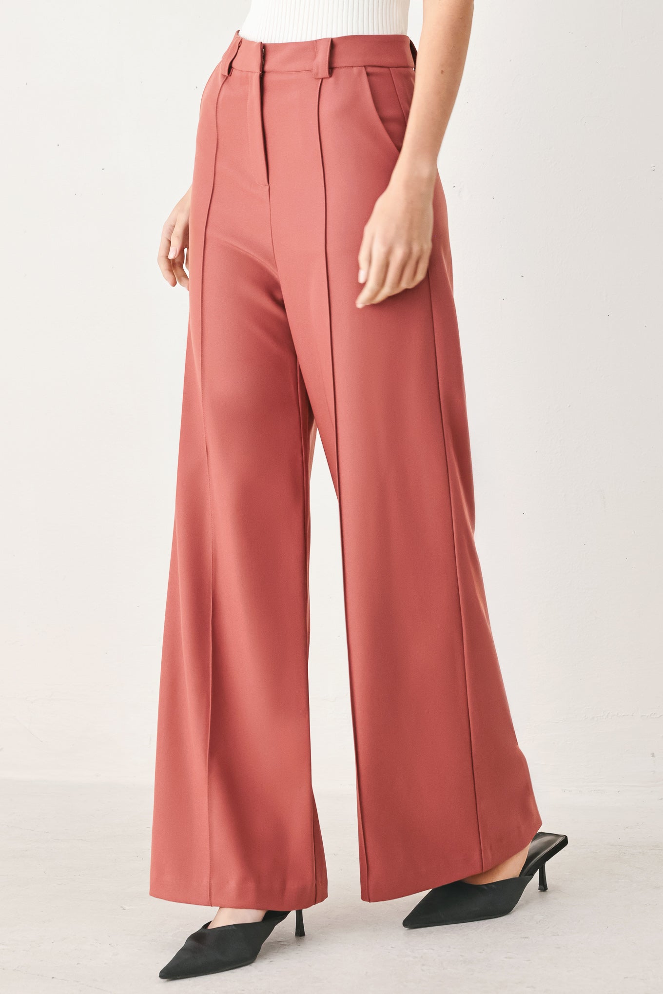 Woman wearing pink mauve woven wide-leg  trouser pants with front closure, side pockets | FREEMARKET