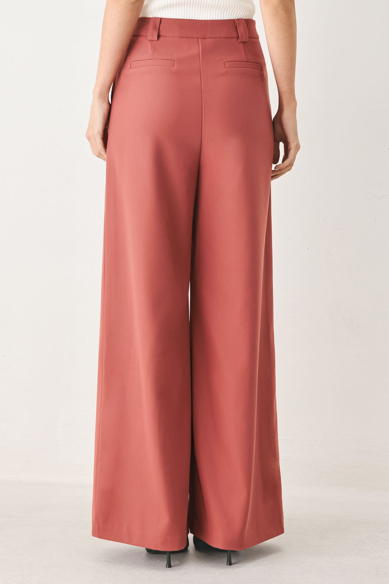Woman wearing pink mauve woven wide-leg  trouser pants with front closure, side pockets | FREEMARKET