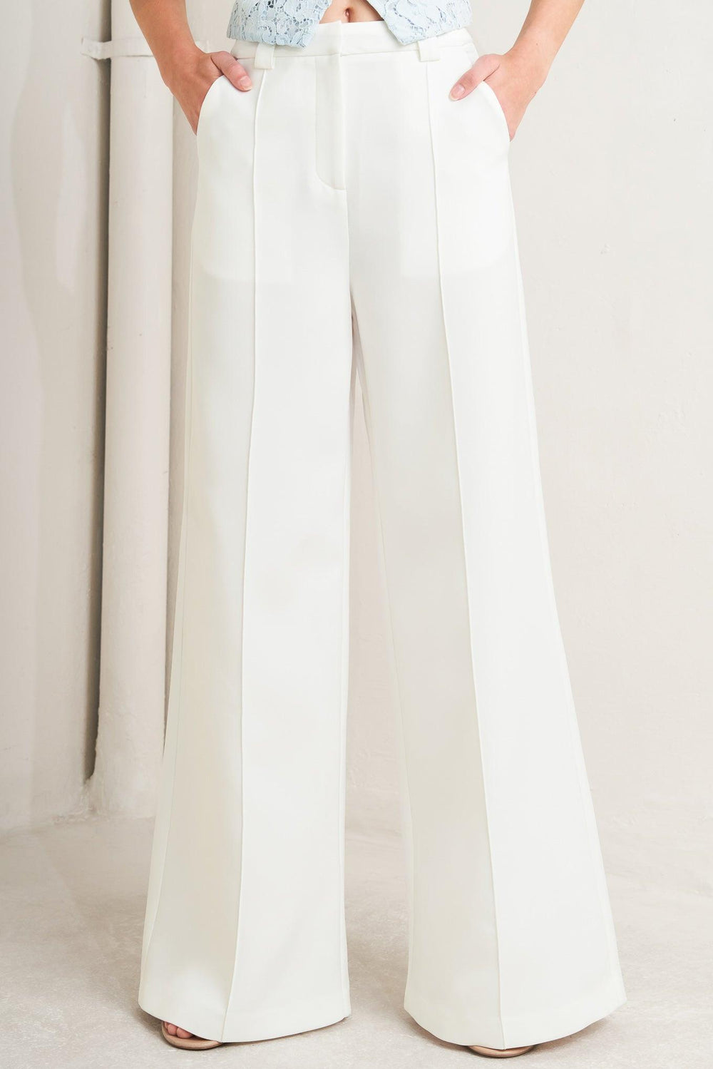 BRIGHT MOMENTS WOVEN PANTS.