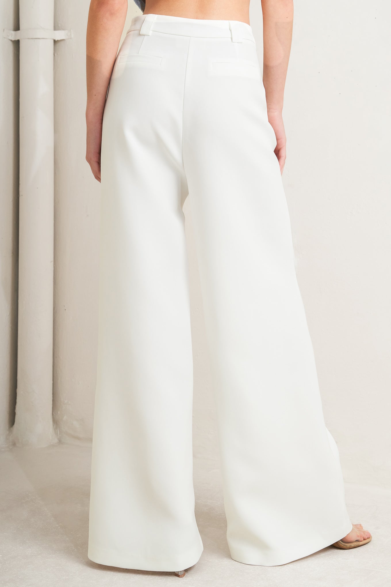 A solid woven pant with front closure, side pockets and wide leg

Details:

Self : 100% Polyester

Size & Fit

- Model is 5`8" And Wearing Size Small
- Measurements Taken From Size Small
- Approx. Length: 45"