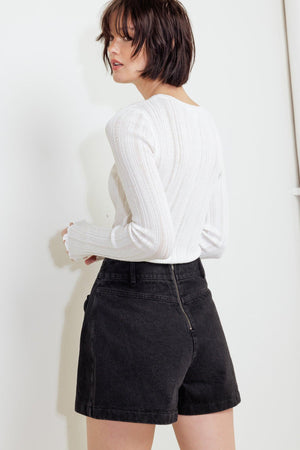 TAILORED FLOW BLACK WOVEN SKORT.