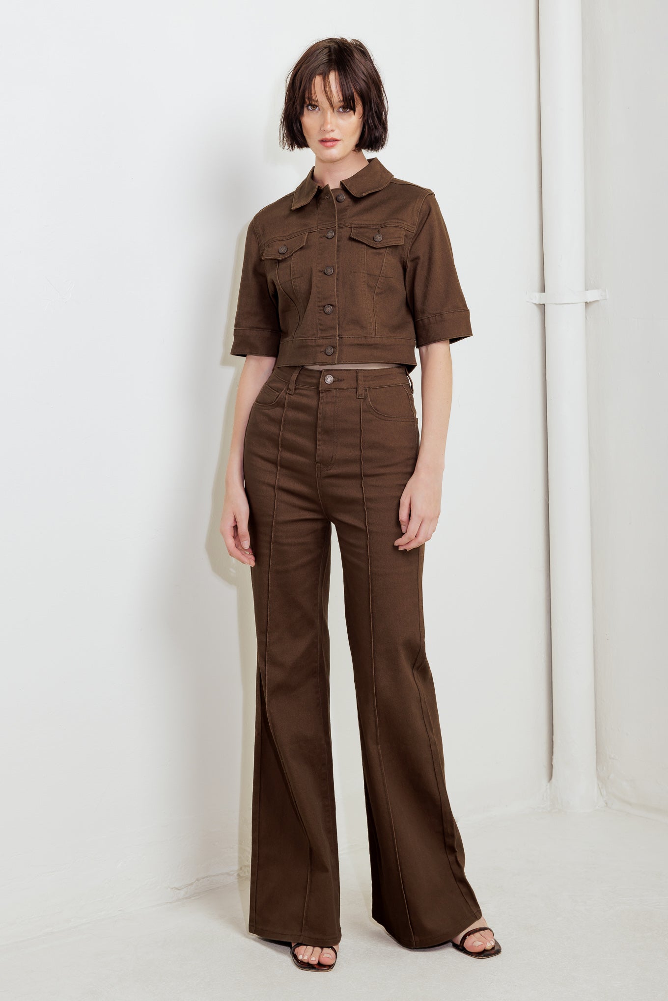 A solid twill pant featuring front closure and pockets.