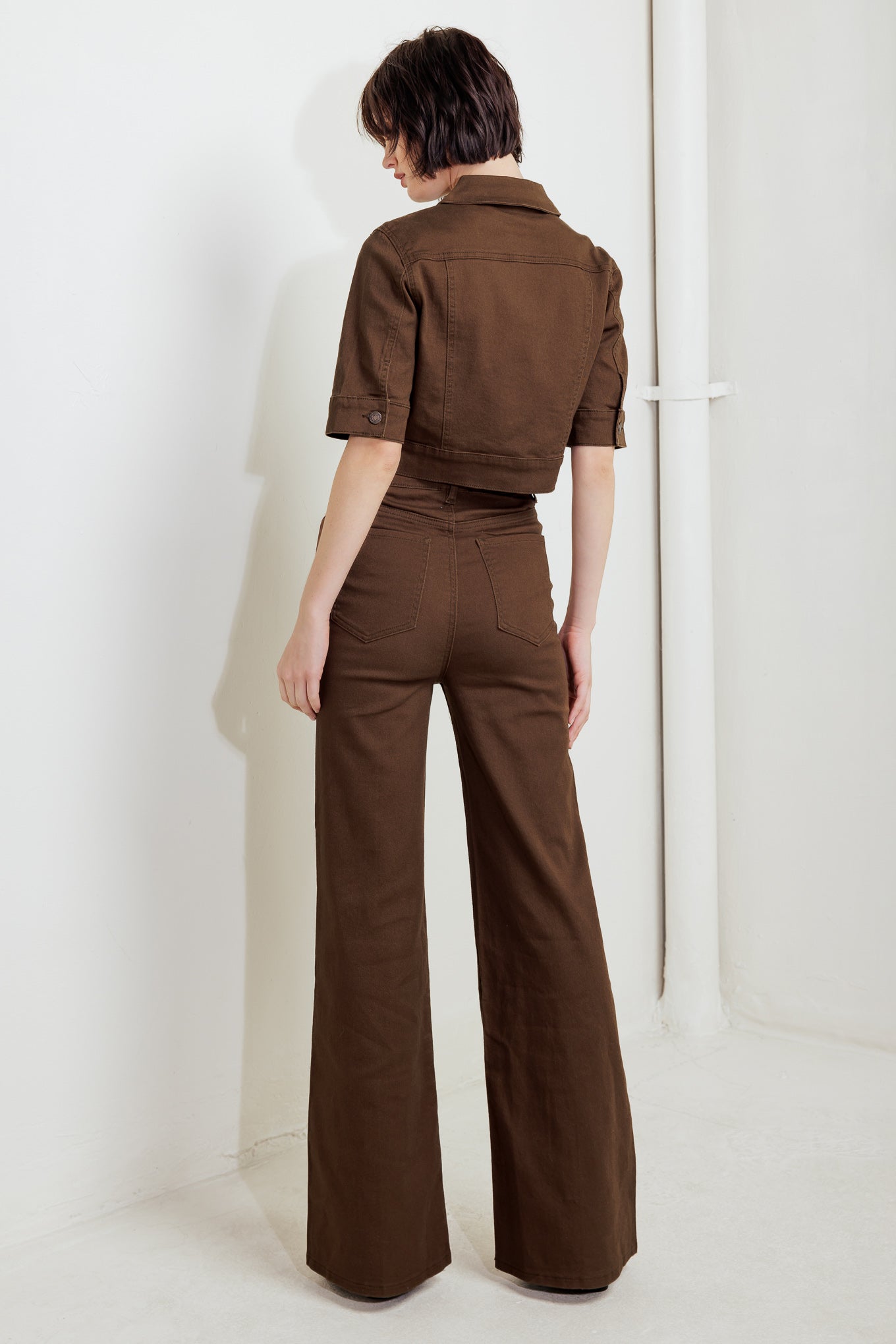 A solid twill pant featuring front closure and pockets.