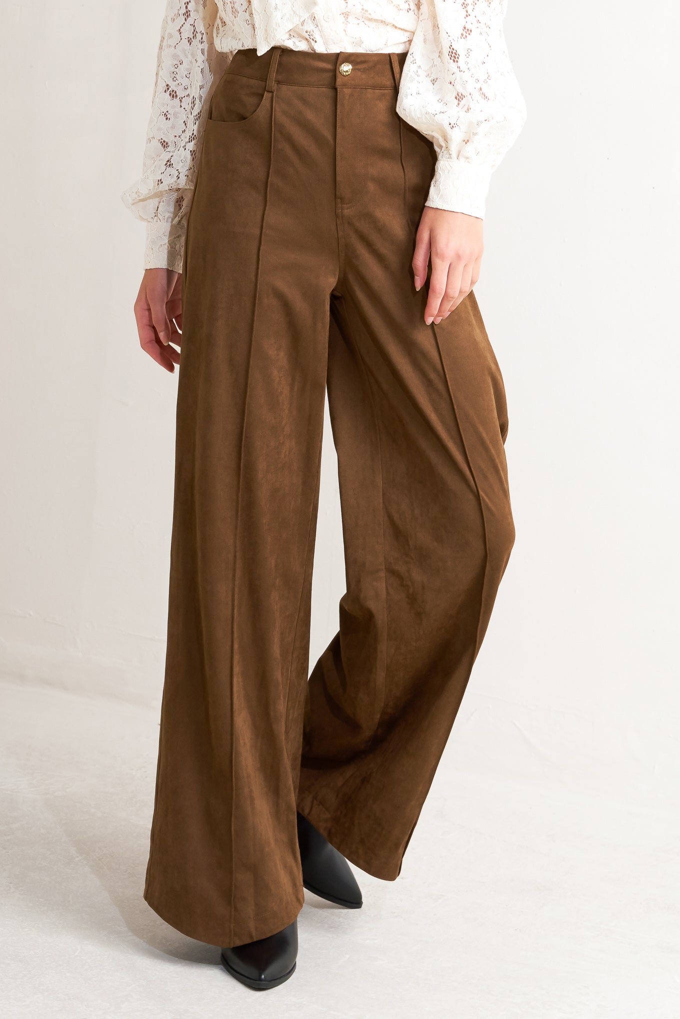 A faux suede pant featuring side and back pocket, front closure and flare leg.&nbsp;