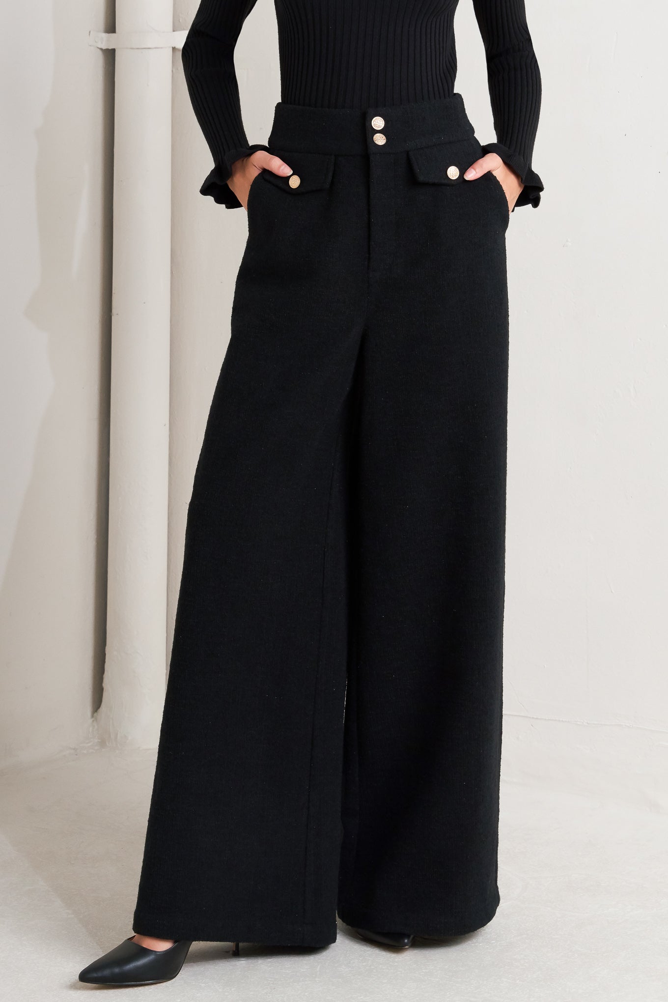 A woven pant with front closure and wide leg.