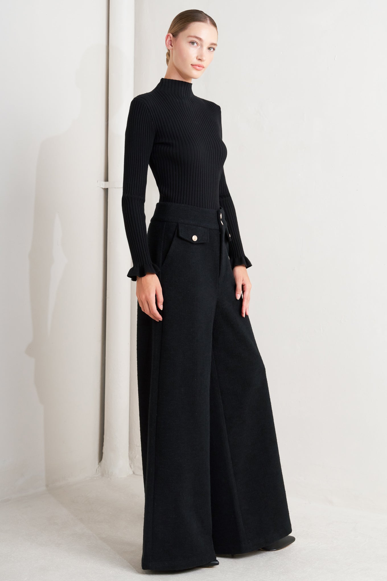 A woven pant with front closure and wide leg.