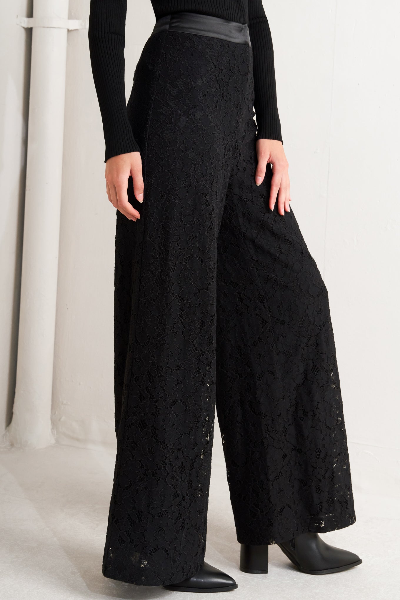 A woven lace pant featuring front closure and wide leg.