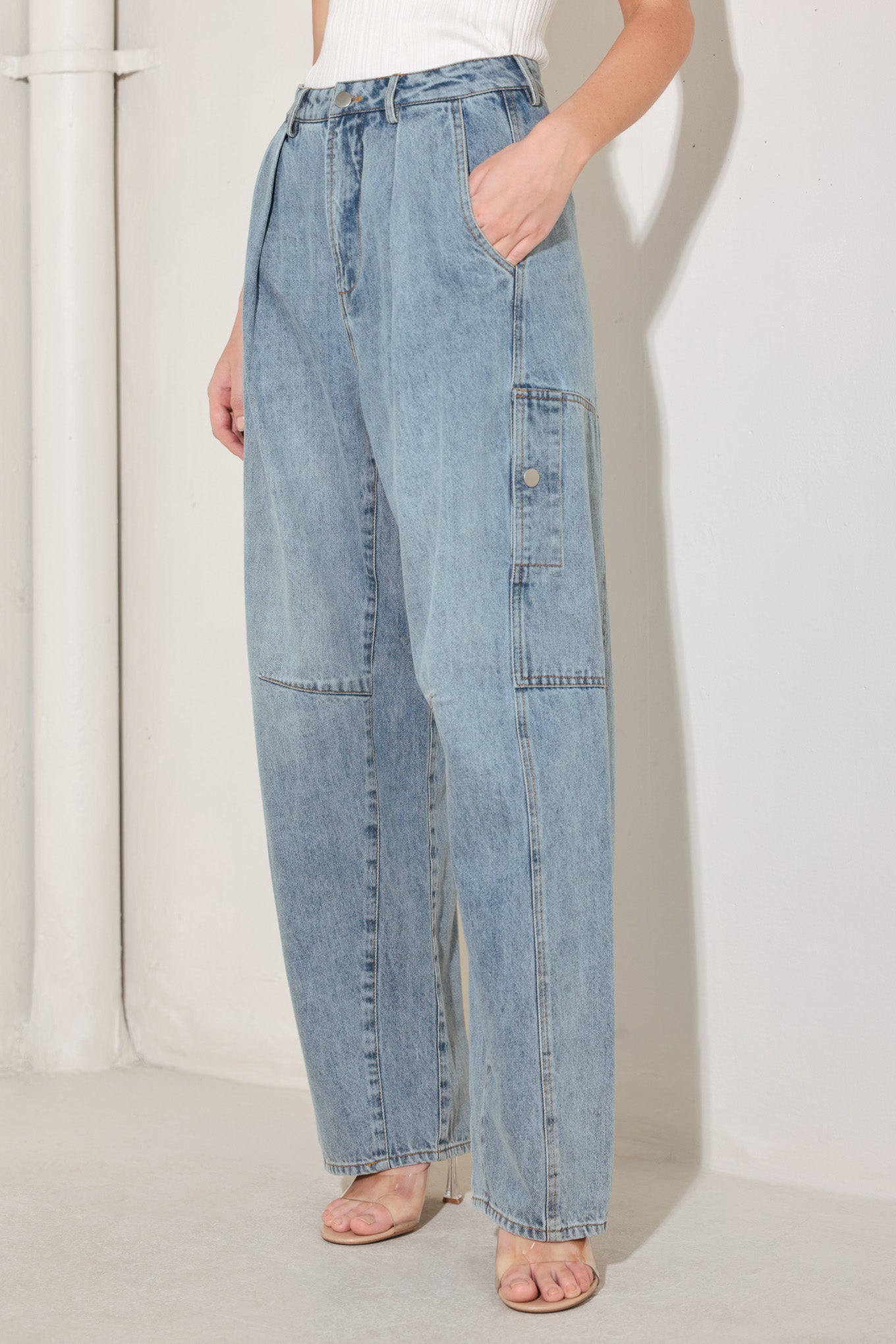
A washed denim pant with front closure and side pockets. Matching top FT1697B

Details:

Self : 90% Cotton 10% Polyester

Size &amp; Fit

- Model is 5`8" And Wearing Size Small
- Measurements Taken From Size Small
- Approx. Length: 43"