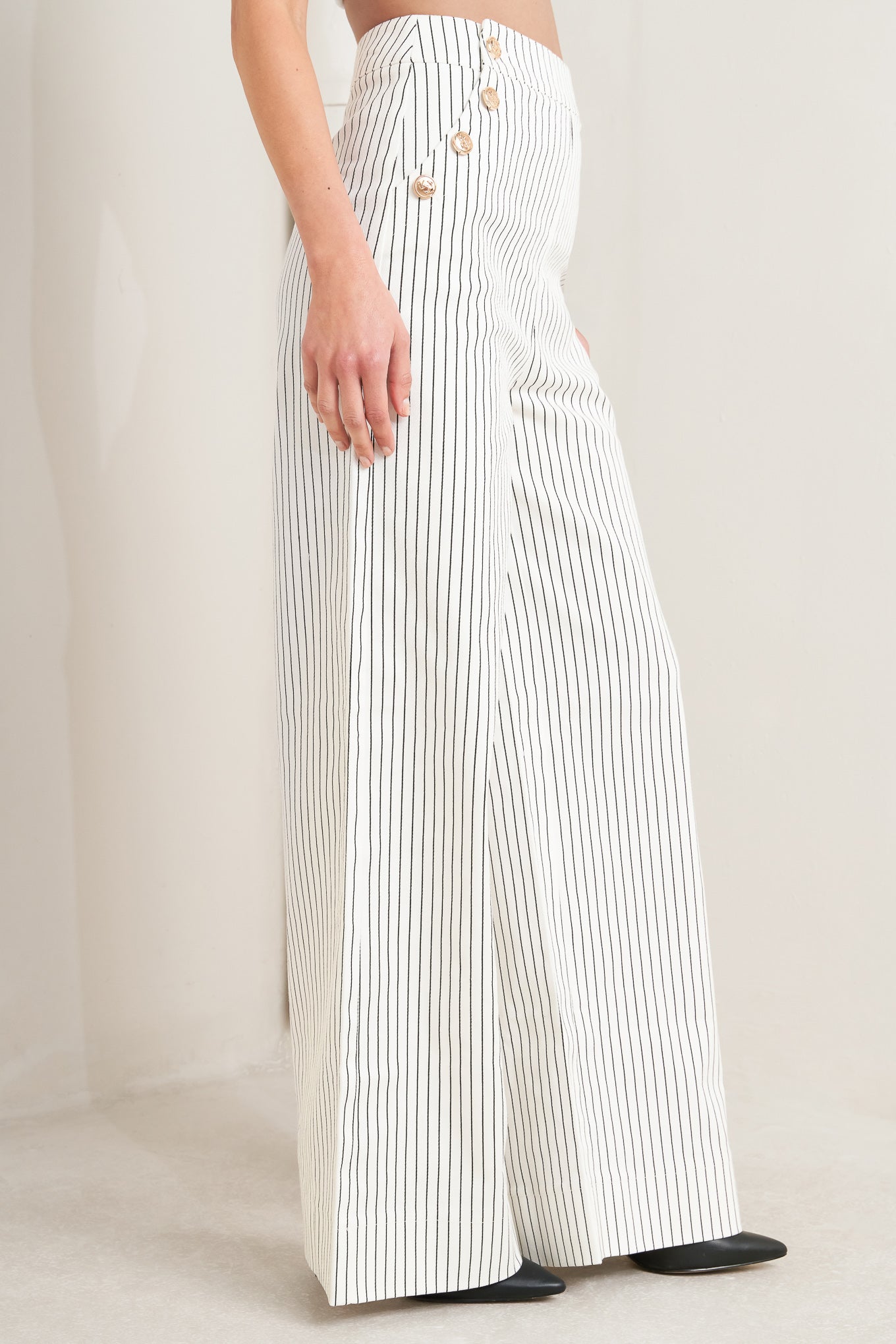
A striped woven pant featuring side button detail, pockets, wide leg and back zipper closure. Matching top FT1789B

Details:

Self : 97% Cotton 3% Spandex

Size &amp; Fit

- Model is 5`8" And Wearing Size Small
- Measurements Taken From Size Small
- Approx. Length: 44" FLYING TOMATO