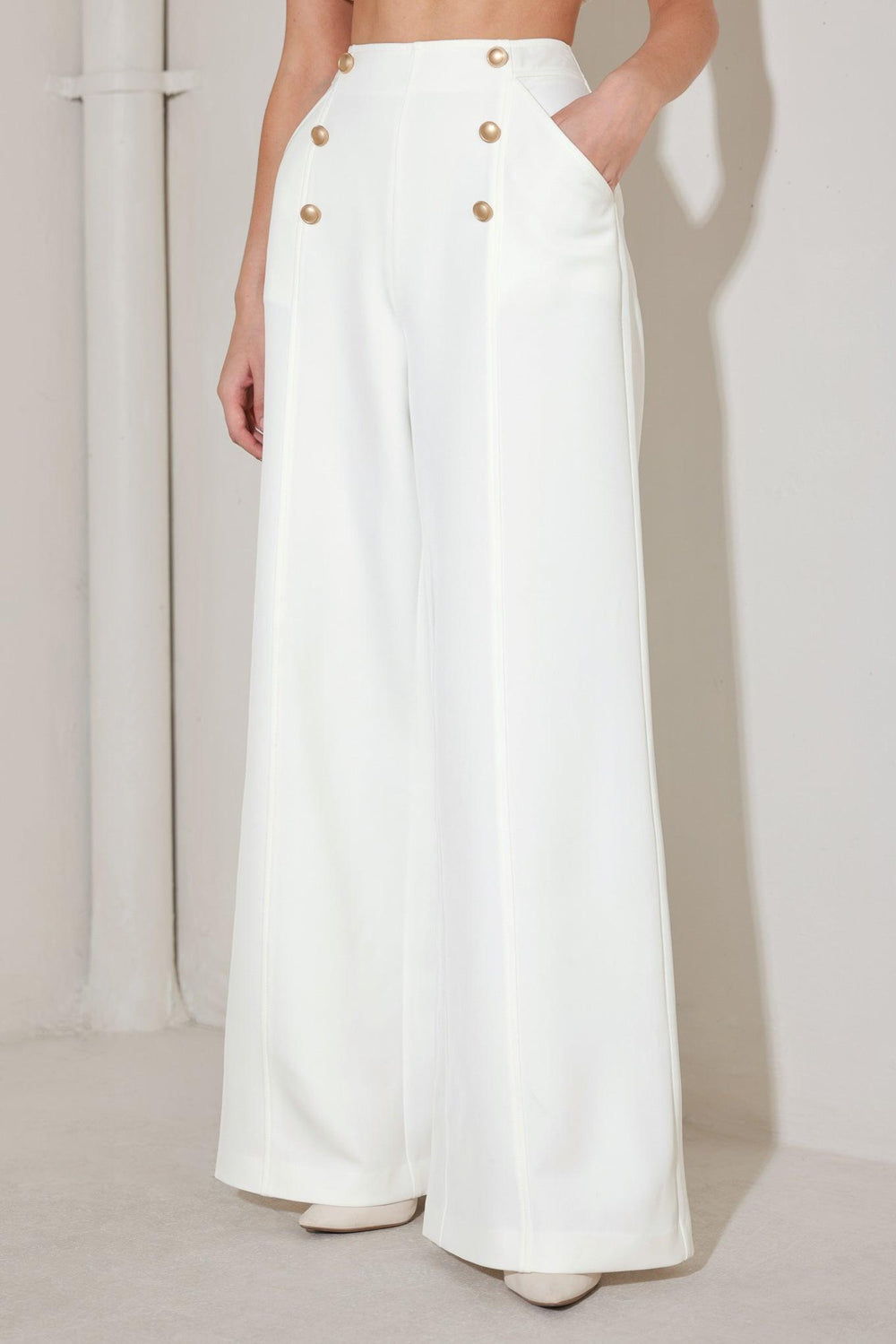 
A solid woven pant featuring front button detail, side pockets, wide leg and back zipper closure. Matching top FJ1337B

Details:

Self : 97% Polyester 3% Spandex
Lining : 100% Polyester

Size &amp; Fit

- Model is 5`8" And Wearing Size Small
- Measurements Taken From Size Small
- Approx. Length: 45"