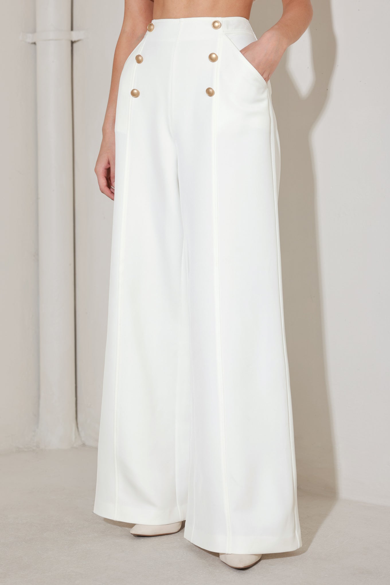 
A solid woven pant featuring front button detail, side pockets, wide leg and back zipper closure. Matching top FJ1337B

Details:

Self : 97% Polyester 3% Spandex
Lining : 100% Polyester

Size &amp; Fit

- Model is 5`8" And Wearing Size Small
- Measurements Taken From Size Small
- Approx. Length: 45"