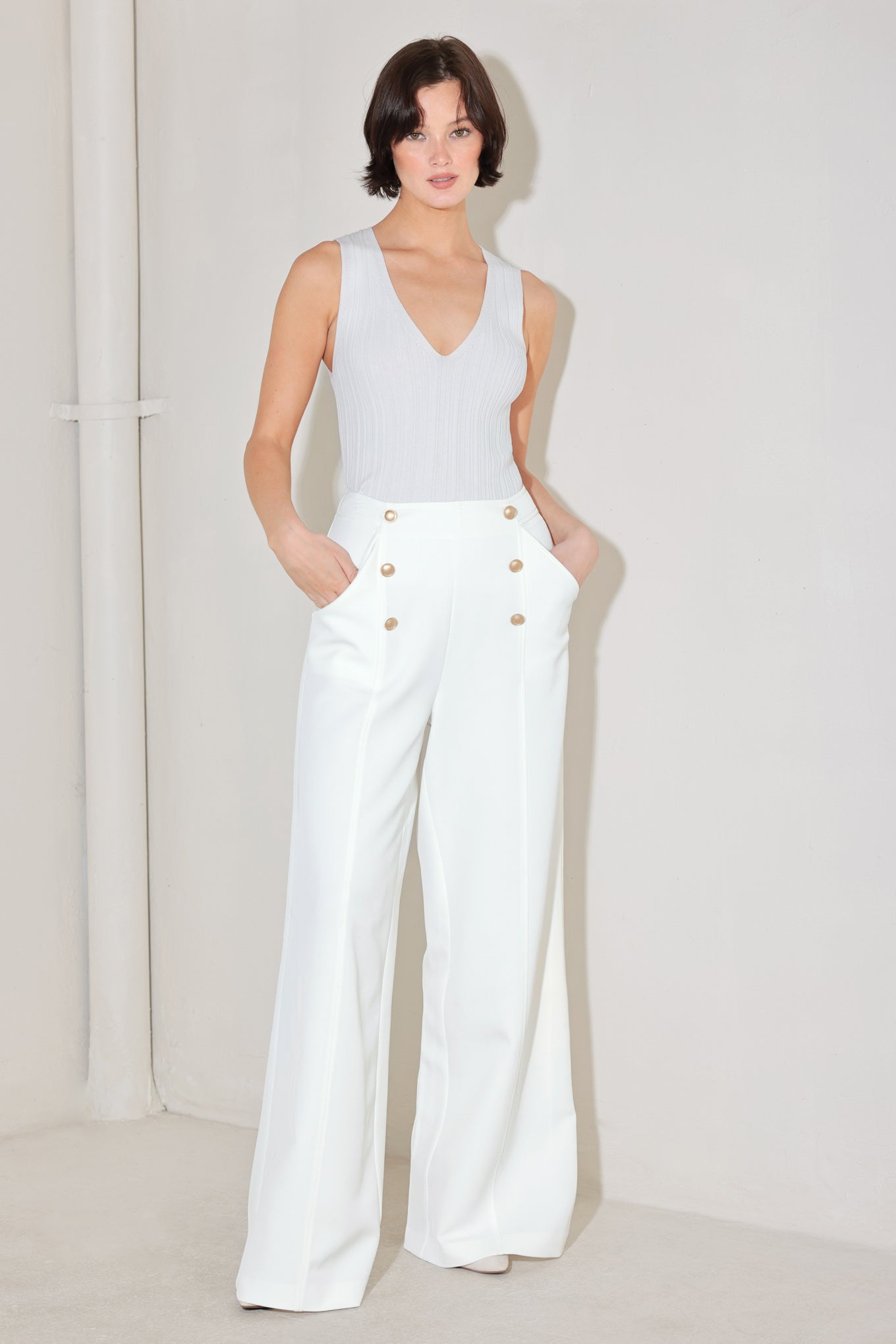 
A solid woven pant featuring front button detail, side pockets, wide leg and back zipper closure. Matching top FJ1337B

Details:

Self : 97% Polyester 3% Spandex
Lining : 100% Polyester

Size &amp; Fit

- Model is 5`8" And Wearing Size Small
- Measurements Taken From Size Small
- Approx. Length: 45"